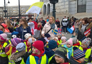Zdjęcie przedstawia grupę przedszkolaków na ulicy Piotrkowskiej podczas udziału w marszu " Kolorowa Tolerancja"